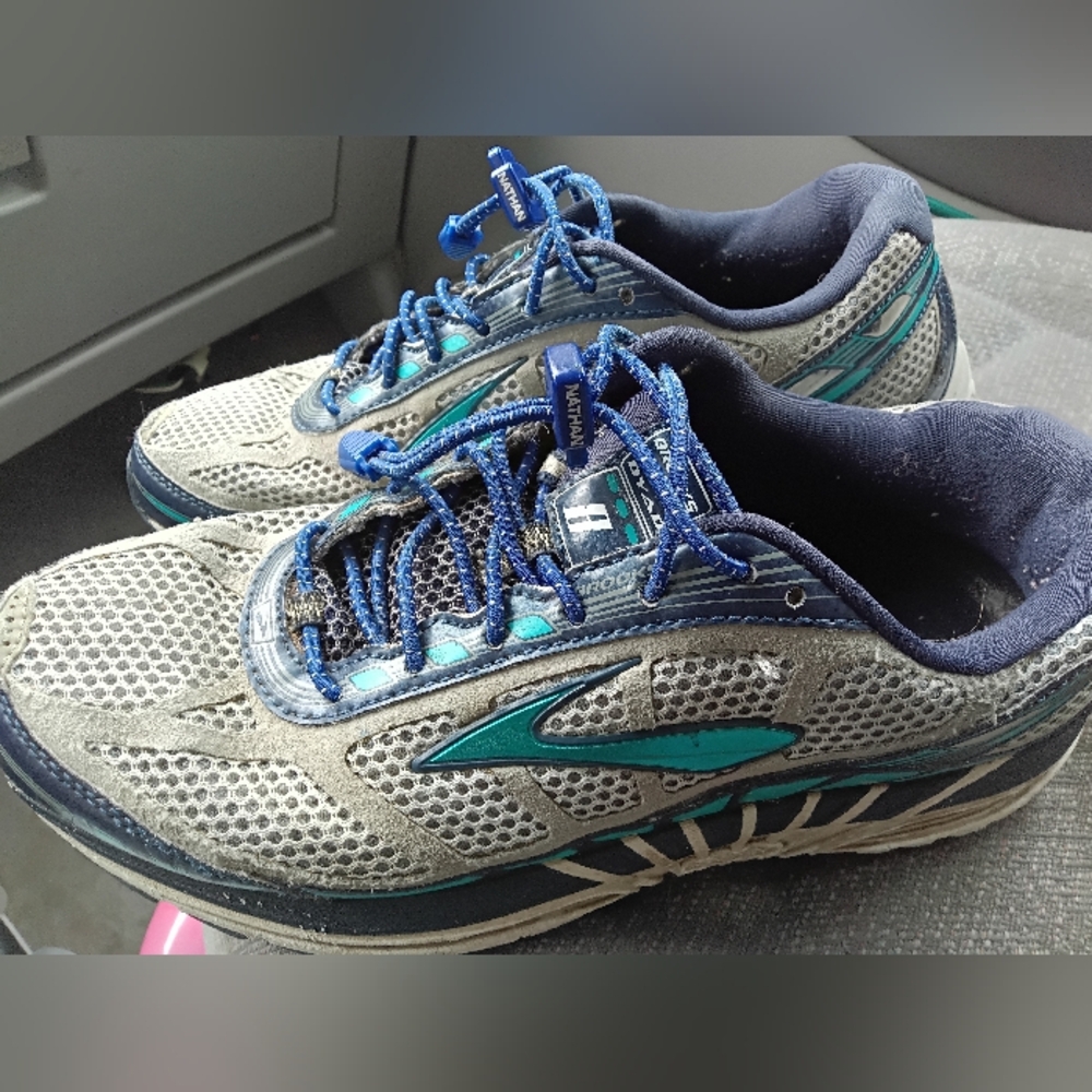 Women's Brooks Dyad 8 running shoes size 9